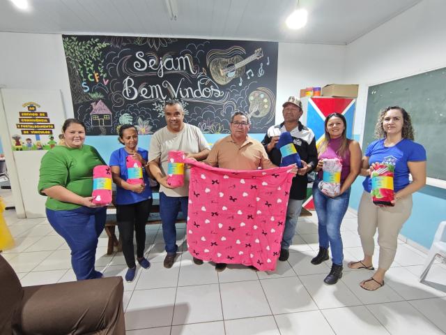 Ação solidária beneficia famílias com entrega de cobertores