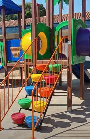 Brinquedo é instalado nas escolas do municipio